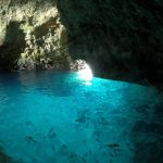 シュノーケリングやダイビングが最高！沖縄県にある神秘的な洞窟「青の洞窟」