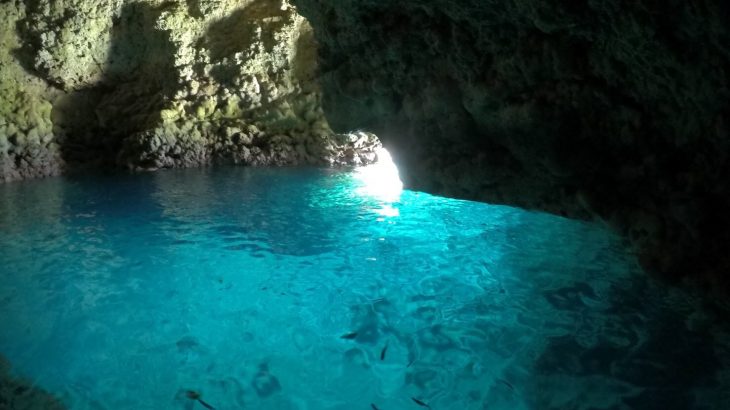 シュノーケリングやダイビングが最高！沖縄県にある神秘的な洞窟「青の洞窟」